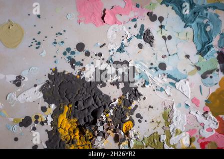 trama astratta della vernice di fondo da acquerelli secchi multicolore su sfondo bianco Foto Stock