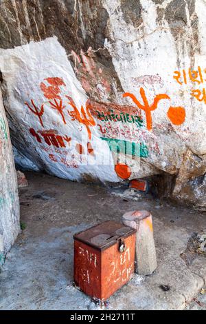 JUNAGADH, INDIA - 10 FEBBRAIO 2017: Piccolo santuario a Girnar Hill, Stato del Gujarat, India Foto Stock