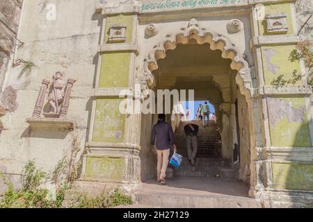JUNAGADH, INDIA - 10 FEBBRAIO 2017: Porta ai gradini di Girnar Hill, Gujarat stato, India Foto Stock