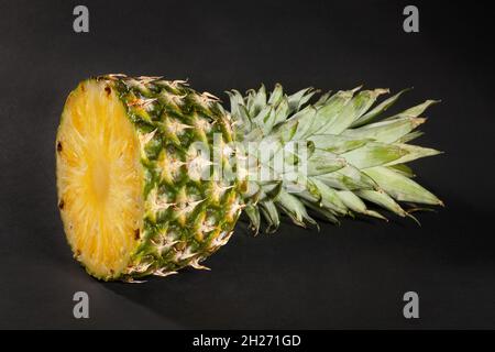 ananas a fette su sfondo nero Foto Stock