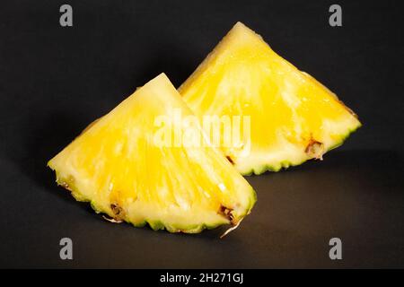 ananas a fette su sfondo nero Foto Stock