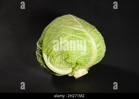 cavolo savoy su sfondo nero Foto Stock