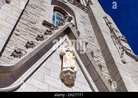 Statua di Margaret Maria Alacoque - basso angolo di vista della statua di Margaret Maria Alacoque in piedi sopra la porta anteriore del Tempio del Sacro cuore di Gesù. Foto Stock