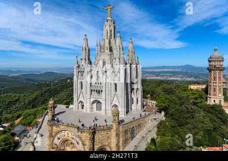 Tempio del Sacro cuore di Gesù - una vista panoramica aerea del Tempio del Sacro cuore di Gesù in cima al Monte Tibidabo, Barcellona, Spagna. Foto Stock