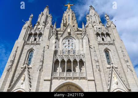 Facciata del Tempio del Sacro cuore di Gesù - una vista ravvicinata a basso angolo della facciata anteriore del Tempio del Sacro cuore di Gesù, Barcellona, Spagna. Foto Stock