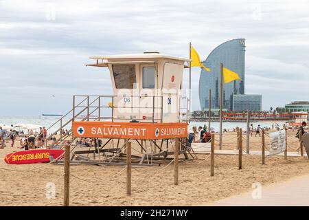 Barcellona, Spagna - 24 settembre 2021: Posto bagnino sulla spiaggia di Barceloneta, Barcellona, Catalogna, Spagna Foto Stock