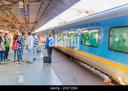 AGRA, INDIA - 20 FEBBRAIO 2017: Gatimaan Express (il treno più veloce delle ferrovie indiane) alla stazione ferroviaria di Agra Cantt, stato di Uttar Pradesh, India Foto Stock