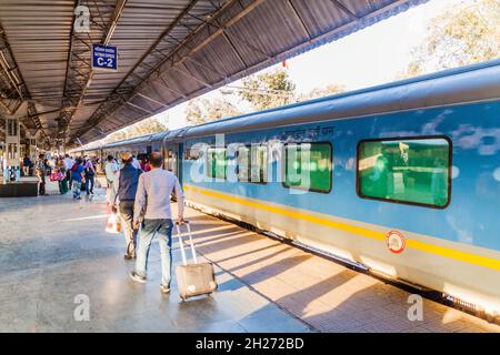 AGRA, INDIA - 20 FEBBRAIO 2017: Gatimaan Express (il treno più veloce delle ferrovie indiane) alla stazione ferroviaria di Agra Cantt, stato di Uttar Pradesh, India Foto Stock