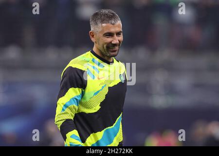 Milano, 19 ottobre 2021. Aleksandar Kolarov del FC Internazionale sorride durante il riscaldamento prima della partita della UEFA Champions League a Giuseppe Meazza, Milano. Il credito d'immagine dovrebbe essere: Jonathan Moscrop / Sportimage Foto Stock