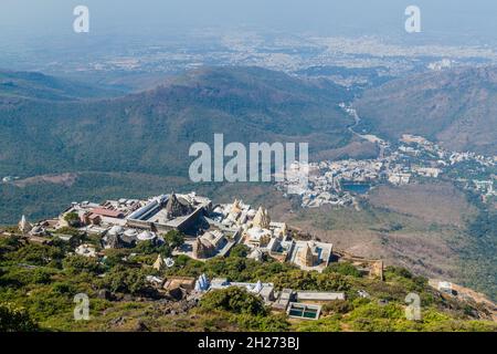 Tempio Jain a Girnar Hill, Gujarat stato, India. Junagadh sullo sfondo. Foto Stock