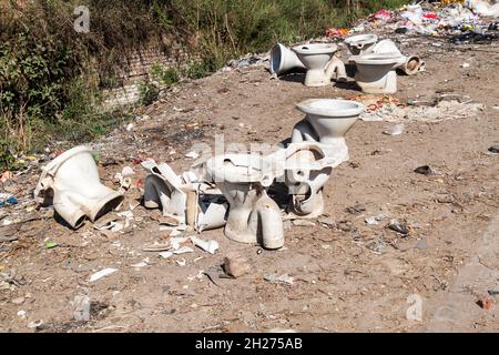 Spazzatura con ciotole igieniche ad Agra, stato di Utttar Pradesh, India Foto Stock