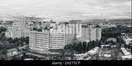 Vista panoramica aerea della città in bianco e nero su Piazza della libertà dal parco. Derzhprom e Karazin National University edifici con epica nuvolosità a Kha Foto Stock