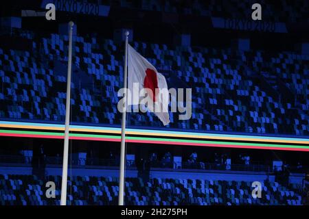23 LUGLIO 2021 - TOKYO, GIAPPONE: La bandiera olimpica sarà innalzata lungo la bandiera del Giappone durante la cerimonia di apertura dei Giochi Olimpici di Tokyo 2020 (P. Foto Stock