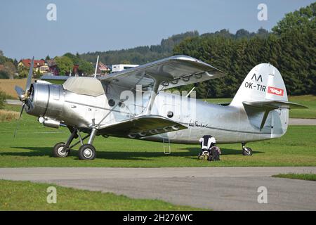 Die Antonow an-2 ist ein Mehrzweckflugzeug und mit über 18 m Spannweite der größte im Einsatz befindliche einmotorige Doppeldecker der Welt. - l'ANT Foto Stock