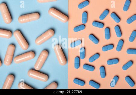 Foto dall'alto di pillole, medicinali e capsule. Foto Stock