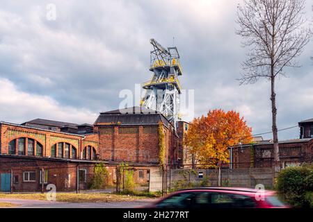 Edifici storici della miniera di carbone 'Wieczorek' a Katowice, Slesia, Polonia in uno scenario autunnale. Edifici in mattoni e miniera albero torre. Foto Stock