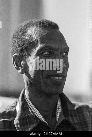 Ted Corbitt alla maratona di New York 1975. Foto Stock