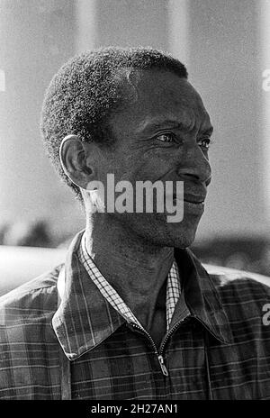 Ted Corbitt alla maratona di New York 1975. Foto Stock