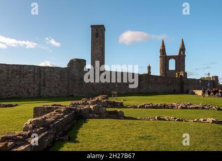 Le rovine della Cattedrale di St Andrews furono costruite nel 12th secolo e divennero il centro della Chiesa Cattolica medievale in Scozia, St Andrew's. Foto Stock