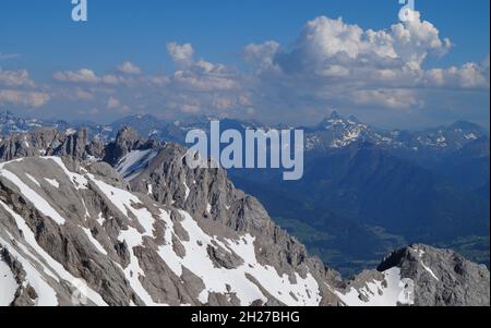 Bella montagna innevata di Dachstein contro il cielo blu a Steiermark o Stiria, Austria (Steiermark o Stiria, Ramsau, Schladming) Foto Stock