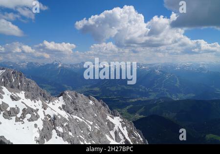 Sopra la bella montagna innevata di Dachstein in Austria Foto Stock