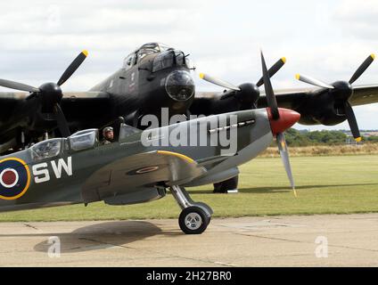 Un Supermarine Spitfire e la Battaglia di Gran Bretagna memoriale volo Lancaster Bomber a IWM Duxford, estate 2022 Foto Stock