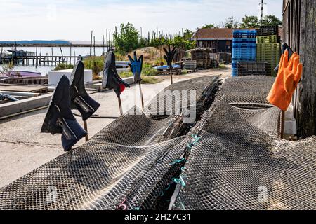 Il quartiere dei coltivatori di ostriche a Cap Ferret sul Bassin d'Arcachon vanta ristoranti proprio sul lungomare gestito dagli allevatori di ostriche e. Foto Stock