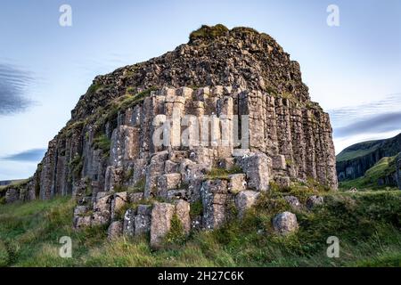 Basalto colonnare outrcop, Dverghamrar Nana (scogliere), vicino a Foss, Islanda Foto Stock