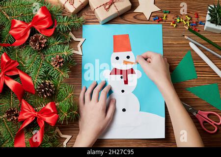 Un biglietto di auguri di Natale da carta colorata fatta da un bambino Foto Stock