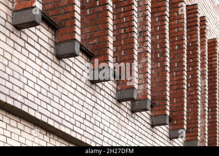 Astratto frammento di architettura urbana, muro di mattoni con elementi decorativi Foto Stock