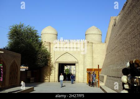 Porta Ovest, ATA Darvoza, Itchan Kala, Ichan-Qаl, а Khiva, Regione di Xorazm, Uzbekistan, Asia centrale Foto Stock