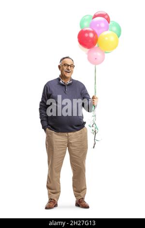 Ritratto a tutta lunghezza di un uomo maturo sorridendo e tenendo un mazzo di palloncini colorati isolati su sfondo bianco Foto Stock