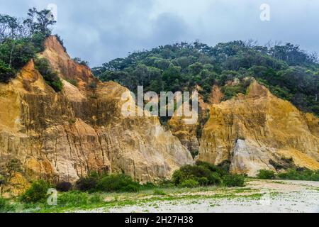 La sabbia colorata delle scogliere di dune di sabbia erose di Rainbow Beach nella sezione Cooloola del Parco Nazionale del Grande Sandy, Regione di Gympie, Qeensland, Foto Stock