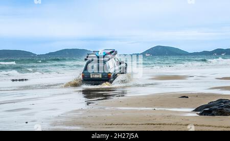 Viaggio su quattro ruote motrici allong Rainbow Beach, Great Sandy National Park, Gympie Region, Qeensland, Australia Foto Stock