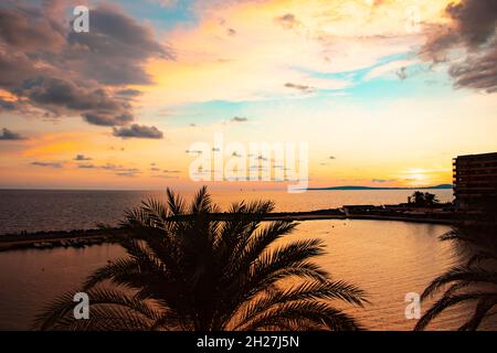 Vista al tramonto della spiaggia e del mare a Can Pastilla vicino Palma Mallorca Spagna Foto Stock