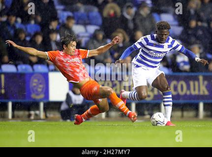 Kenny Dougall di Blackpool (a sinistra) e Tom DELE-Bashiru di Reading lottano per la palla durante la partita del campionato Sky Bet al Select Car Leasing Stadium di Reading. Data foto: Mercoledì 20 ottobre 2021. Foto Stock