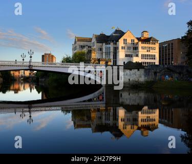 Lendal Bridge & Waterfront Buildings (blocco di uffici Aviva) si riflette chiaramente in River Ouse - pittoresco centro di York, North Yorkshire, Inghilterra Regno Unito. Foto Stock