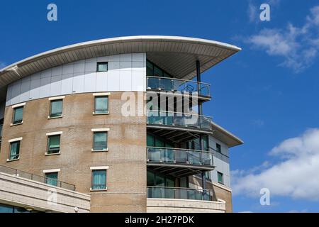 Poole, Dorset, Inghilterra - Giugno 2021: L'esterno di un blocco di nuovi appartamenti vicino al porto della città Foto Stock