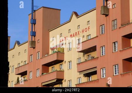 Der Karl Marx Hof a Vienna, eine riesige Wohnanlage aus der Zwischenkriegszeit - il Karl Marx Hof a Vienna, un enorme complesso residenziale dall'Inter Foto Stock