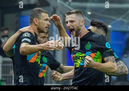 Milano, Italia. 19 Ott 2021. Edin Dzeko (9) di Inter segna per 1-0 e festeggia con Milano Skriniar (37) durante la partita UEFA Champions League tra Inter e Sheriff a Giuseppe Meazza a Milano. (Photo Credit: Gonzales Photo/Alamy Live News Foto Stock