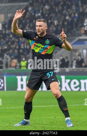 Milano, Italia. 19 Ott 2021. Milan Skriniar (37) di Inter visto durante la partita UEFA Champions League tra Inter e Sheriff a Giuseppe Meazza a Milano. (Photo Credit: Gonzales Photo/Alamy Live News Foto Stock