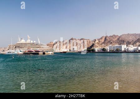 MUSCAT, OMAN - 22 FEBBRAIO 2017: Il Fulk al Salamah, yacht del sultano Qaboos, ormeggiato nel porto di Mutrah. Foto Stock