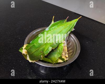 Primo piano immagine di Kerala stile gustoso Kumbilappam avvolto in Indian Bay Leaf. Messa a fuoco selettiva Foto Stock