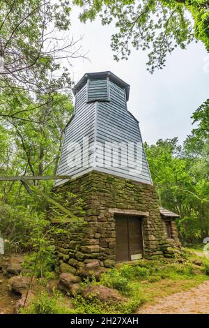 Rustica torre d'acqua costruita dal CCC utilizzando una pompa a getto di ariete da un pozzo artesiano nel Palmetto state Park vicino a Luling, Texas, USA Foto Stock