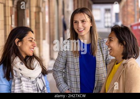 Anversa, Belgio, 21 maggio 2021, gruppo multirazziale di ragazze che camminano in città. Sfondo urbano con strada trafficata e marciapiede, amicizia e stile di vita concepts.Group consiste di ragazze indiane, asiatiche e caucasiche. Foto di alta qualità Foto Stock