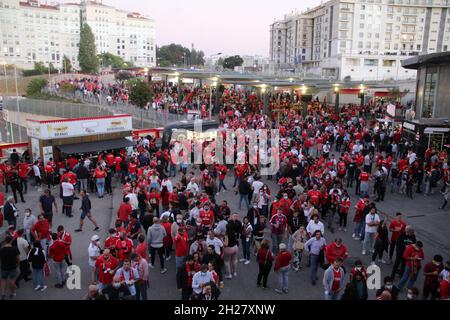 Lisboa, Portogallo, Stati Uniti. 20 Ott 2021. Champions League: Tifosi di Benfica e Bayern Monaco. 20 ottobre 2021, Lisbona, Portogallo: Movimento di tifosi da Benfica e Bayern Monaco intorno allo stadio Luz, a Lisbona, Portogallo, prima della partita tra le squadre per la fase di gruppo della Champions League, mercoledì (20). Credit: Edson de Souza/TheNews2 (Credit Image: © Edson De Souza/TheNEWS2 via ZUMA Press Wire) Foto Stock