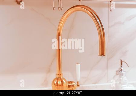 Rubinetto retrò in bronzo nel bagno dell'hotel. Prevenzione sanitaria concetto antivirus. Fuoco selettivo. Foto Stock