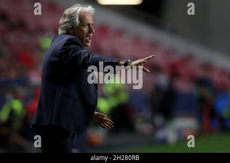 Lisbona, Portogallo. 20 Ott 2021. Il capo allenatore di Benfica Jorge Jesus gestures durante la partita di calcio del gruppo e della UEFA Champions League tra SL Benfica e il Bayern Muenchen allo stadio Luz di Lisbona, Portogallo, il 20 ottobre 2021. (Credit Image: © Pedro Fiuza/ZUMA Press Wire) Foto Stock