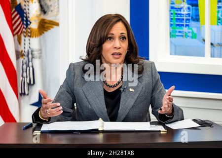 Washington, DC, Stati Uniti. 20 Ott 2021. Il Vice Presidente degli Stati Uniti Kamala Harris ospita una tavola rotonda per incoraggiare l'organizzazione dei lavoratori e la contrattazione collettiva nell'Eisenhower Executive Office Building a Washington, DC, USA, 20 ottobre 2021. Hanno partecipato anche il Segretario del lavoro Marty Walsh e il Direttore dell'Ufficio di Gestione del personale Kiran Ahuja. Credit: Jim Loscalzo/Pool via CNP/dpa/Alamy Live News Foto Stock