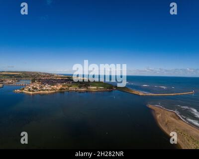 Una vista aerea di Berwick upon Tweed circondata dalle mura della città di Elizabethan, la città più settentrionale dell'Inghilterra. Foto Stock